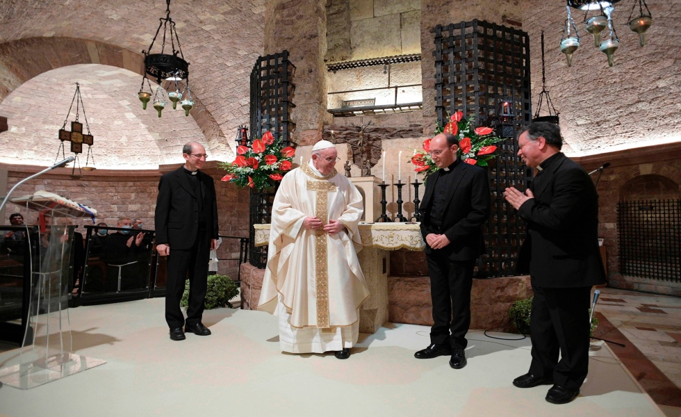 Assisi (Italy), 03/10/2020.- A handout picture provided by the Vatican Media shows Pope Francis (2-L) visiting the lower Basilica of San Francesco, in Assisi, Italy, 03 October 2020. In the basilica's crypt, near the tomb of the saint, the Pontiff celebrated a mass and signed his third encyclical, titled 'Fratelli tutti' ('All Brothers'). (Papa, Francia, Italia) EFE/EPA/VATICAN MEDIA HANDOUT HANDOUT EDITORIAL USE ONLY/NO SALES