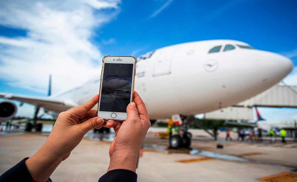 celular-foto-avion-viajeros-efe
