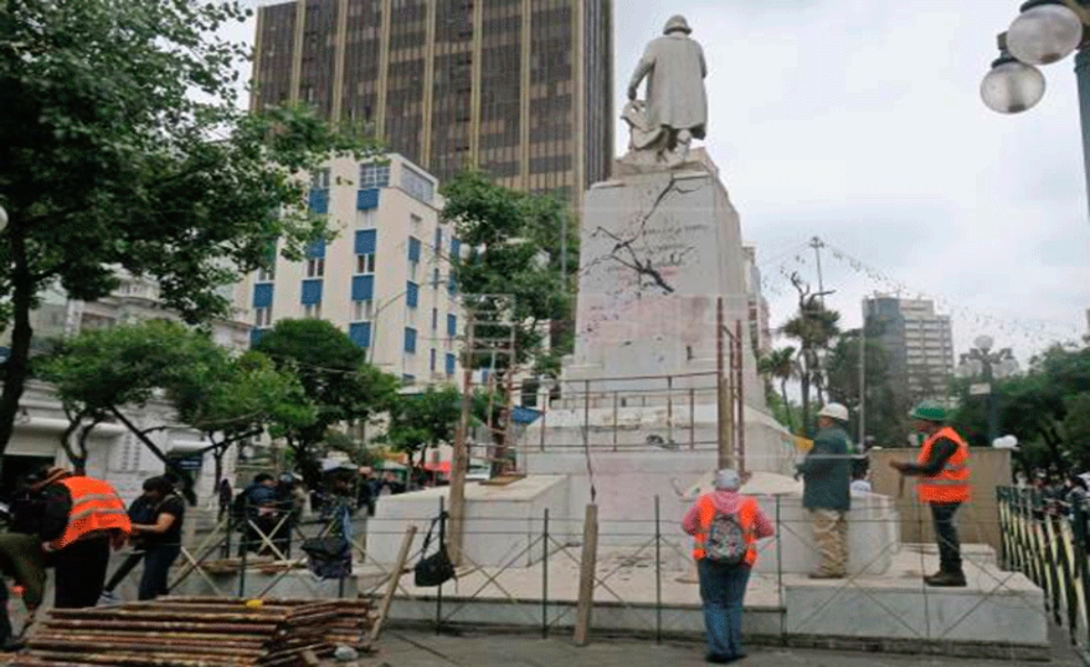 estatua-de-Cristobal-Colon-bolivia-la-paz-efe