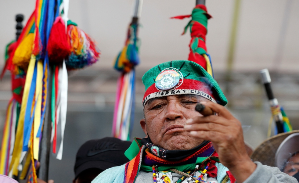 minga-indigena-tabaco-ritual-plaza-de-bolivar-efe