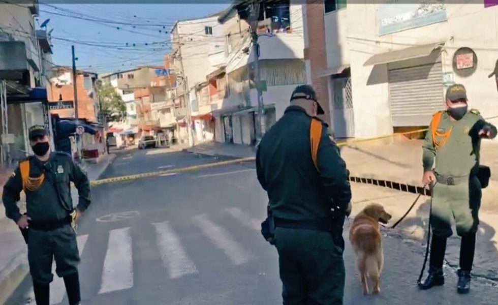 policia-bucaramanga-antiexplosivos-prensa-santander-tw
