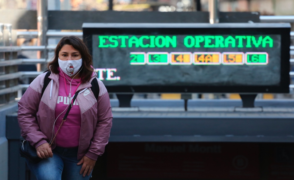 Una mujer con tapabocas sale de una estaciÛn del metro en Santiago (Chile). EFE/Elvis Gonz·lez/Archivo