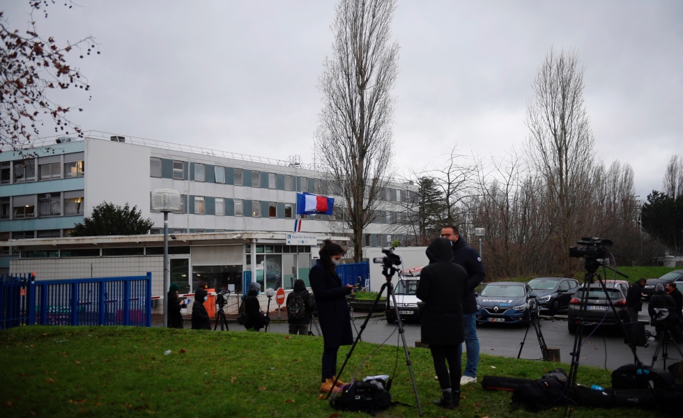 Periodistas esperan en la entrada del hospital Rene-Muret en Sevran, a las afueras de ParÌs. EFE/EPA/Julien de Rosa