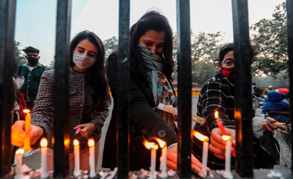 New Delhi (India), 24/12/2020.- Indian people light candles at the entrance gate of the Sacred Heart Cathedral on Christmas Eve in New Delhi, India, 24 December 2020. The church remained closed due to the Covid-19 coronavirus pandemic. (Nueva Delhi) EFE/EPA/RAJAT GUPTA