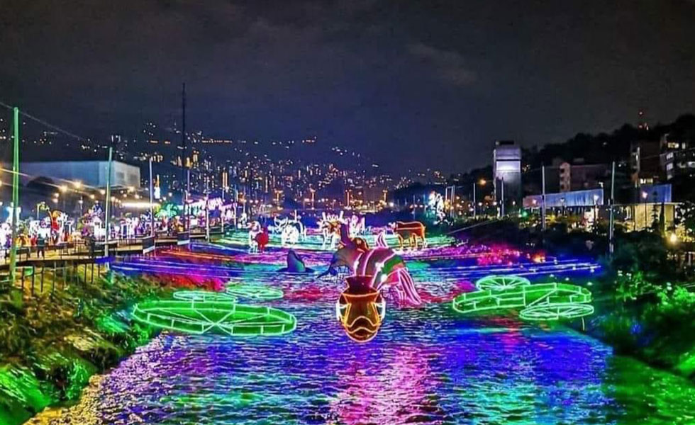 El alumbrado navideño de Medellín propone un luminoso viaje por