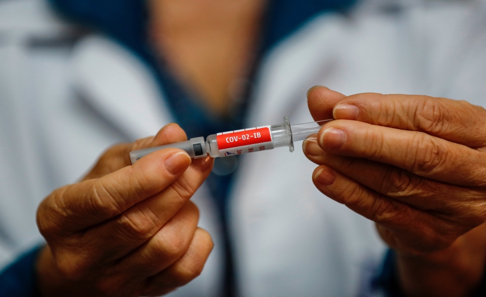 Una enfermera presenta la vacuna contra el covid-19 desarrollada por el laboratorio chino Sinovac Biotech en los ensayos de la segunda dosis, el 14 de agosto de 2020, en el hospital Emilio Ribas en Sao Paulo (Brasil). EFE/Sebastiao Moreira/Archivo