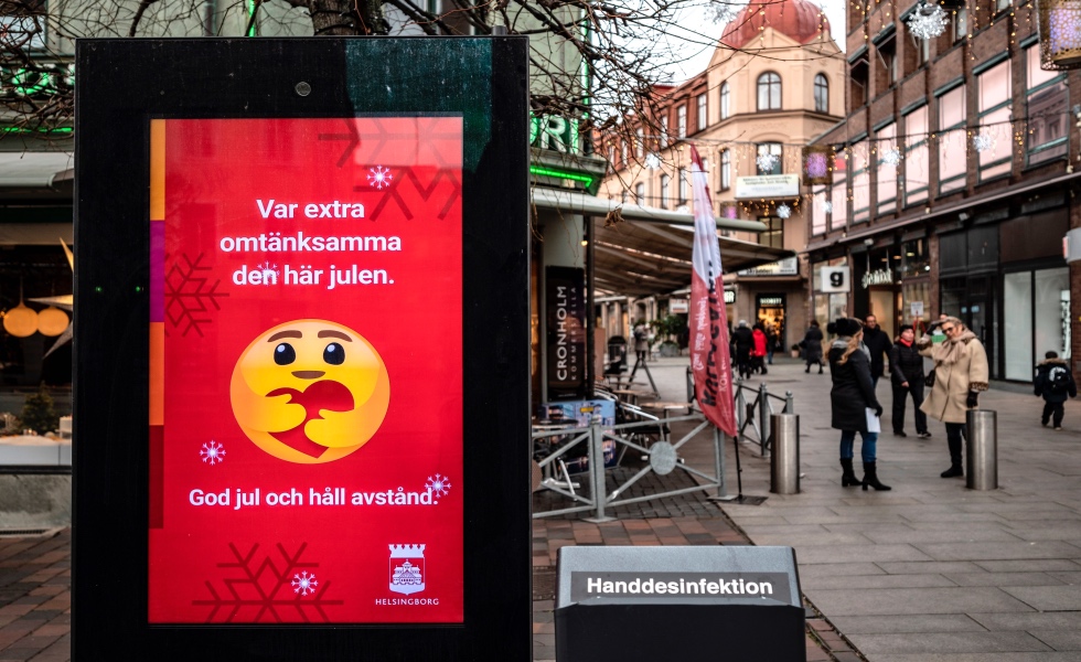 Helsingborg (Sweden), 07/12/2020.- An information sign wishing Merry Christmas and asking to maintain social distancing is seen in a pedestrian shopping street in Helsingborg, southern Sweden, 07 Decmber 2020. The last week in November, Helsingborg had more new confirmed Covid-19 cases than in any other city in Sweden. (Suecia) EFE/EPA/Johan Nilsson SWEDEN OUT