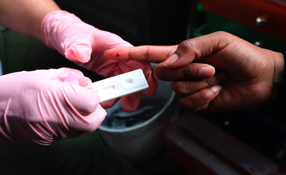 MEX1447. CIUDAD DE M…XICO (M…XICO), 30/11/2020.- Una trabajadora sexual  se somete a la prueba de VIH  hoy, en el local de la organizaciÛn civil Brigada Callejera de Apoyo a la Mujer "Elisa MartÌnez", A.C., en Ciudad de MÈxico (MÈxico). Los pacientes mexicanos que padecen VIH viven pendientes de un hilo por la falta de medicamentos antirretrovirales, la suspensiÛn de consultas y el miedo a infectarse del nuevo virus de la covid-19. EFE/ Mario Guzm·n