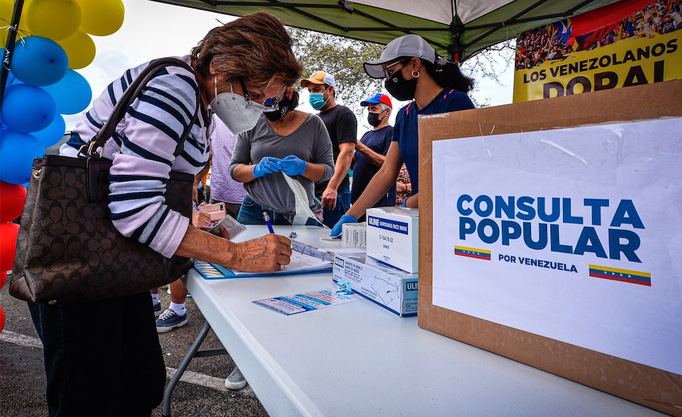 Venezolanos-Consulta-Popular-EFE