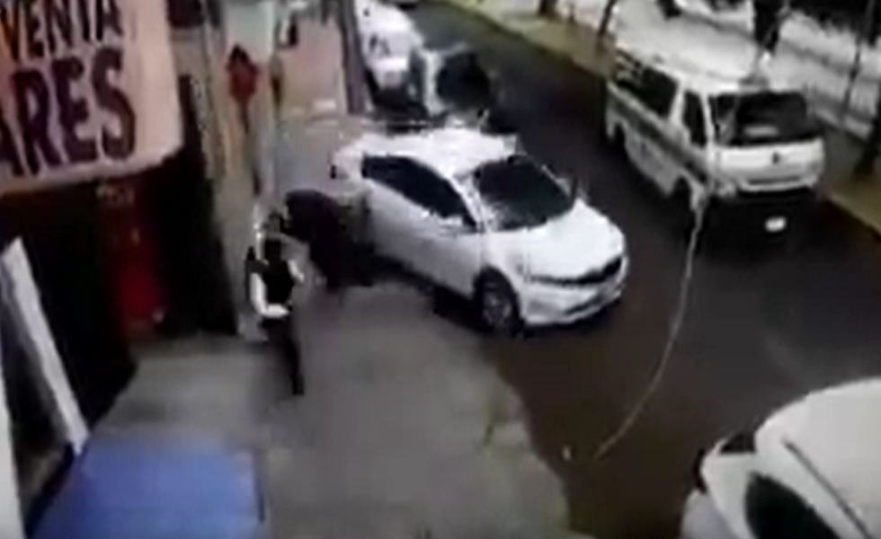 conductor atropella ladrones mexico