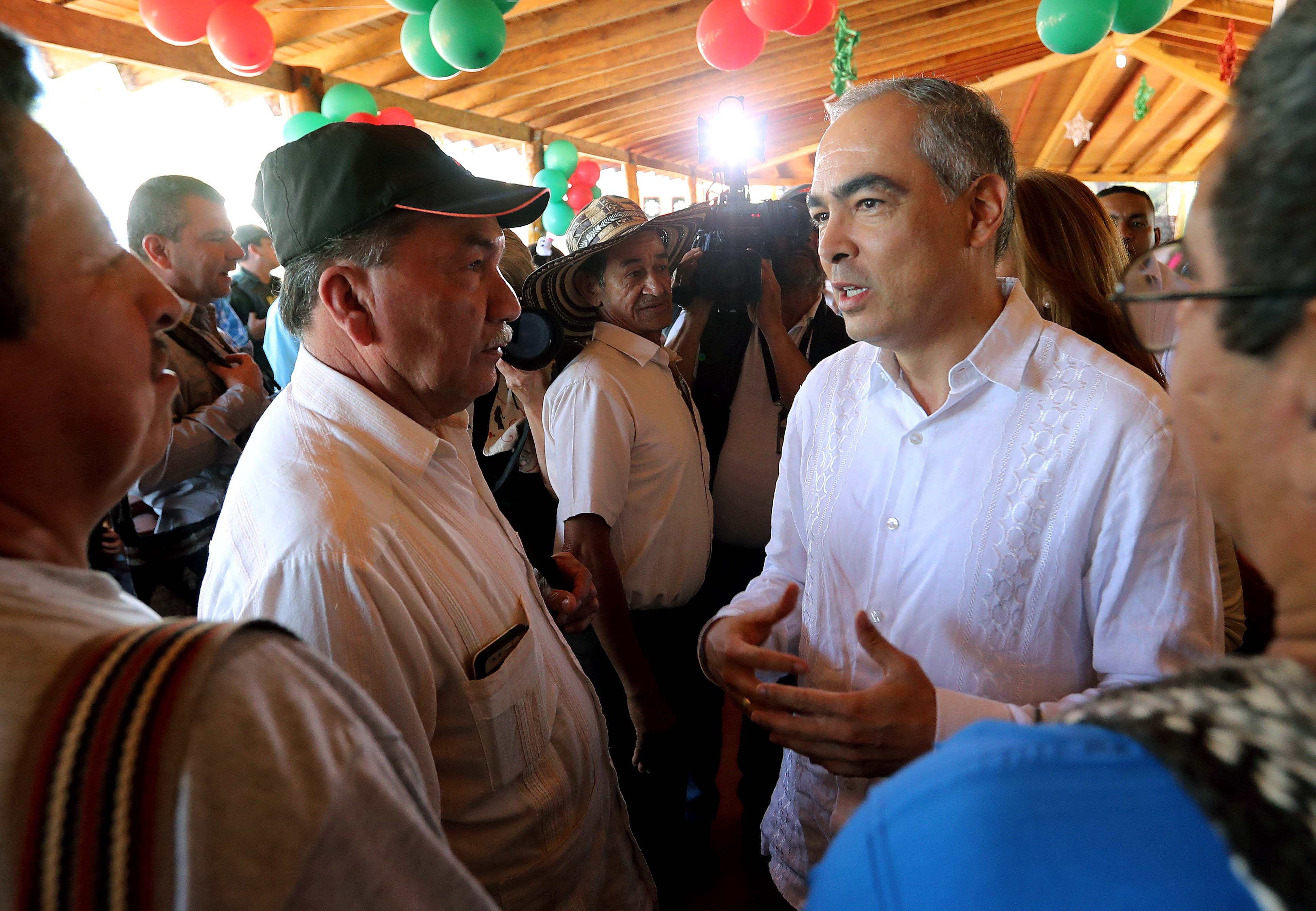 CES29. SAN JOSÉ DE ORIENTE (COLOMBIA), 27/01/2021.- Fotografía de archivo fechada el 16 de diciembre del 2017 del ex Alto Comisionado para la Paz, Rodrigo Rivera (d), habla con Emilio Cabrera Díaz, alias ""Bertulfo Álvarez"" (i), durante una entrega de regalos en San José de Oriente, departamento del Cesar (Colombia). El exguerrillero colombiano Ermilo Cabrera Díaz, alias "Bertulfo Álvarez", quien hizo parte del secretariado de la desmovilizadas FARC, falleció en el caribeño departamento de La Guajira, informó este miércoles el partido político en que se transformó la antigua guerrilla. "Lamento informar al país y al mundo el fallecimiento de Bertulfo Álvarez, firmante del Acuerdo de Paz y exmiembro del secretariado de las extintas FARC-EP", escribió en redes sociales el presidente del partido Comunes, Rodrigo Londoño, último jefe de la guerrilla, en la cual usaba el alias de "Timochenko". EFE/ Mauricio Dueñas Castañeda /ARCHIVO