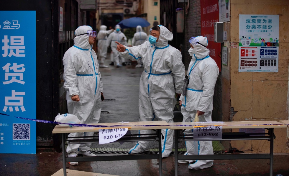 Miembros del personal de seguridad y salud est·n en la entrada de una residencia de Guixi que est· confinada debido a nuevas infecciones de Covid-19 en Shanghai, China.EFE/EPA/ALEX PLAVEVSKI