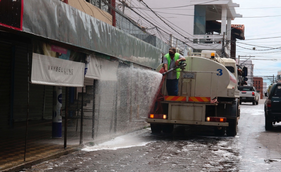 BOL01 SANTA CRUZ (BOLIVIA) 02/01/2021 .- Un vehÌculo municipal desinfecta y lava este s·bado una calle en Santa Cruz. La ciudad boliviana de Santa Cruz, la mayor del paÌs, cumple este primer fin de semana de 2021 fuertes restricciones de circulaciÛn de gente y vehÌculos, adem·s de la suspensiÛn de toda actividad para frenar el rebrote de la covid-19. EFE/Juan Carlos TorrejÛn