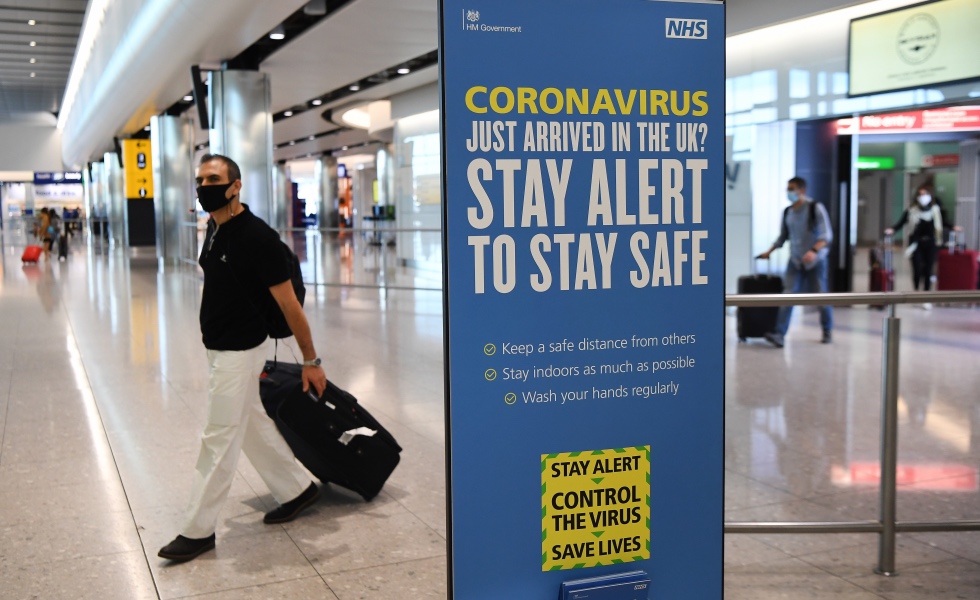 London (United Kingdom), 30/07/2020.- Passengers arrive at Heathrow Airport in London, Britain, 30 July 2020. The UK government has continued to back its support for a fourteen day quarantine on travellers from Spain. Meanwhile British Prime Minister Boris Johnson has said that there are signs of a second wave of Coronavirus occurring in Europe. (EspaÒa, Reino Unido, Londres) EFE/EPA/ANDY RAIN