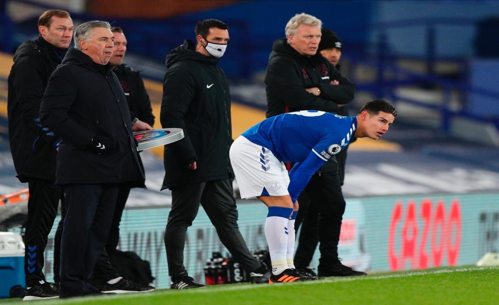 Liverpool (United Kingdom), 01/01/2021.- James Rodriguez (C) of Everton prepares himself to come on during the English Premier League soccer match between Everton FC and West Ham United in Liverpool, Britain, 01 January 2021. (Reino Unido) EFE/EPA/Peter Byrne / POOL EDITORIAL USE ONLY. No use with unauthorized audio, video, data, fixture lists, club/league logos or 'live' services. Online in-match use limited to 120 images, no video emulation. No use in betting, games or single club/league/player publications.