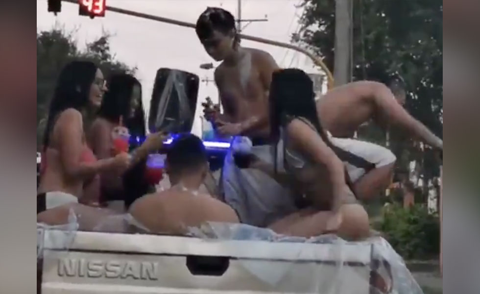 Jovenes-Fiesta-Camioneta