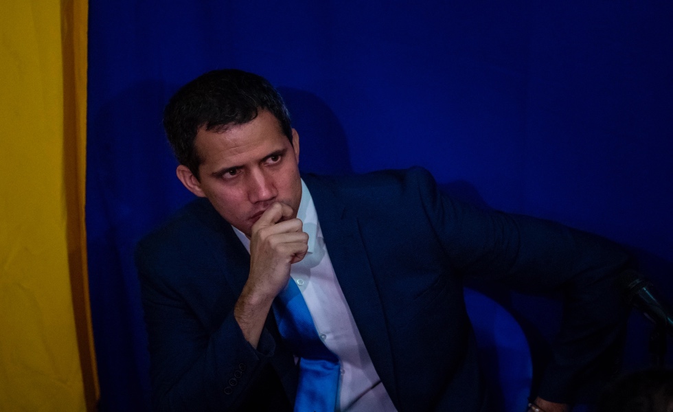 *ACOMPA—A CR”NICA: VENEZUELA NOCHEVIEJA* AME7234. CARACAS (VENEZUELA), 31/12/2020.- FotografÌa fechada el 5 de enero del 2020 donde se observa al presidente de la Asamblea Nacional Juan GuaidÛ en una sesiÛn del parlamento fuera del Palacio Legislativo de la Asamblea Nacional, en Caracas (Venezuela). Termina 2020 y atr·s quedan nueve largos meses inimaginables en los peores augurios que cualquiera pudiera tener en mente hace tan solo un aÒo, cuando en Venezuela se brindaba por el final de un 2019 lleno de sobresaltos y un nuevo ciclo que permitiera tachar palabras de la larga lista de problemas cotidianos que se viven en el paÌs. EFE/ Miguel GutiÈrrez