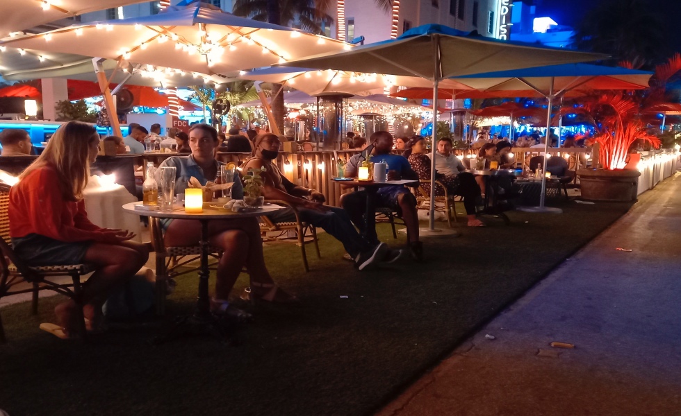 FotografÌa de decenas de personas ayer, en Ocean Drive, Miami Beach (EE.UU.). EFE/¡lvaro Blanco