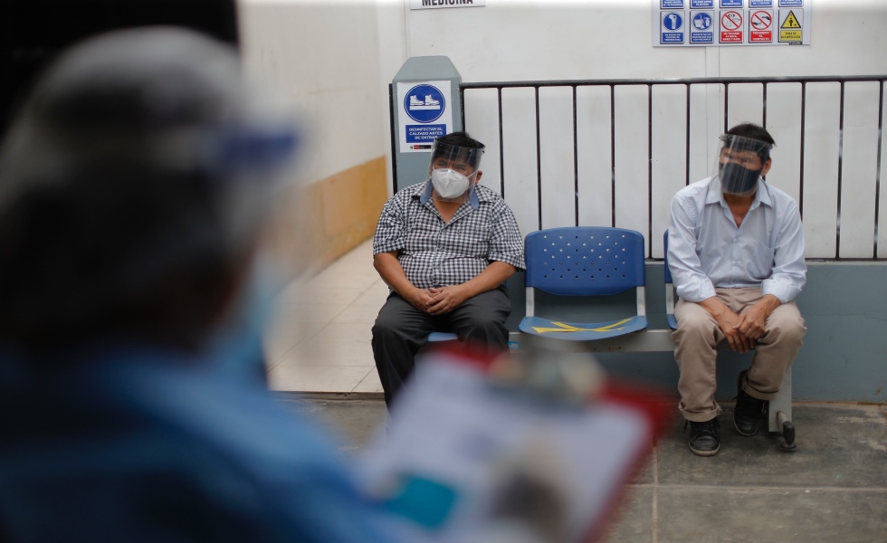 Dos hombres esperan para realizarse una prueba de covid-19 en uno de los Centros Covid para descarte y detecciÛn del coronavirus instalados por el Ministerio de Salud de Per˙ ayer, en el Distrito de Santa Anita, en Lima (Per˙). EFE/Luis Angel Gonzales