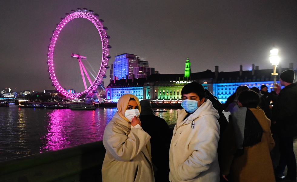 London (United Kingdom), 31/12/2020.- People on Westminster Bridge in front of the London Eye in London, Britain, 31 December 2020. New Years eve celebrations are not taking place in London due to Coronavirus restrictions. The UK government is encouraging people to stay home as coronavirus cases continue to surge. (Reino Unido, Londres) EFE/EPA/ANDY RAIN