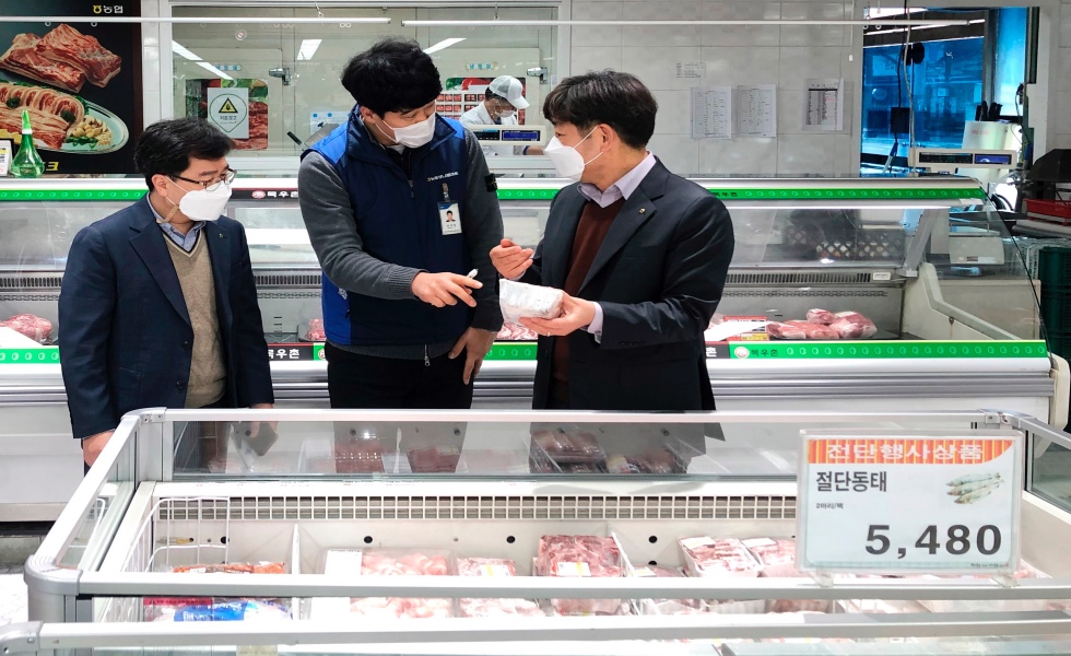 Chuncheon (Korea, Republic Of), 25/01/2021.- Officials inspect food at a store in Chuncheon, Gangwon Province, South Korea, 25 January 2021, as part of efforts to ensure food safety ahead of Seol, or the Lunar New Year's holiday, which falls on 12 February this year. (Corea del Sur) EFE/EPA/YONHAP SOUTH KOREA OUT