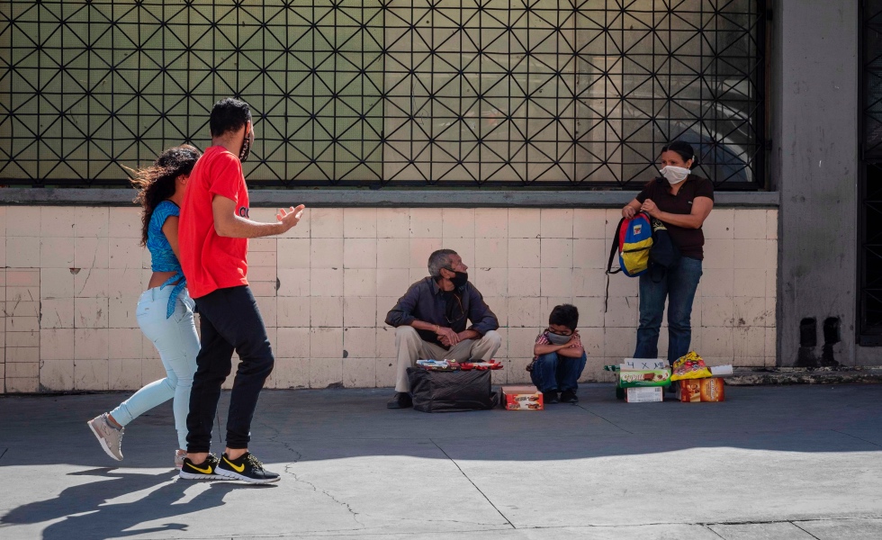 Personas venden su mercancÌa de manera informal en Caracas (Venezuela). EFE/ Rayner PeÒa R./Archivo