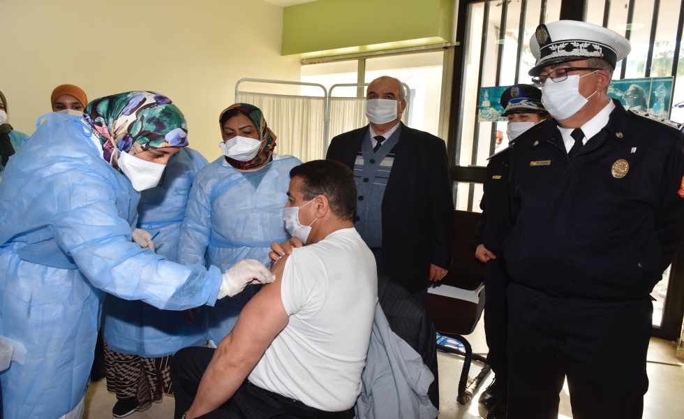 Sale (Morocco), 29/01/2021.- A nurse vaccinates a Police officer against the Covid-19 coronavirus in Sale, Morocco, 29 January 2021. On January 28, Morocco began a vaccination campaign against Covid-19, as King Mohammed VI received the first dose after receiving shipments of the AstraZeneca-Oxford and China Sinopharm vaccines. The vaccination campaign in the first phase is expected to target health care workers and elderly people over the age of 75. (Marruecos) EFE/EPA/JALAL MORCHIDI