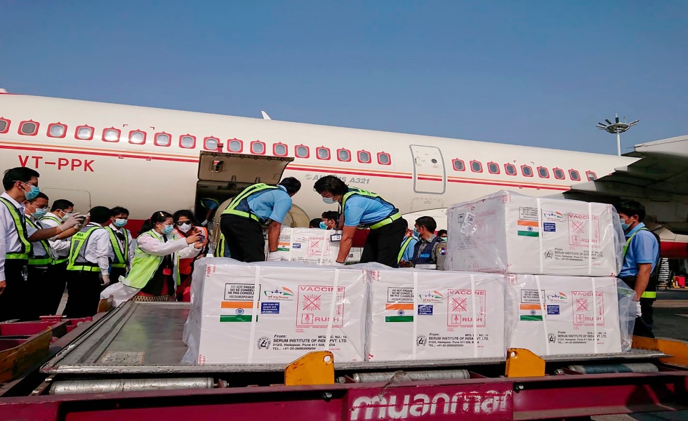 Yangon (Myanmar), 22/01/2021.- A handout photo made available by the India Embassy Yangon shows workers unloading boxes containing COVID-19 vaccine from India for Myanmar, at Yangon International Airport, in Yangon, Myanmar, 22 January 2021. (Birmania) EFE/EPA/India Embassy Yangon HANDOUT HANDOUT EDITORIAL USE ONLY/NO SALES