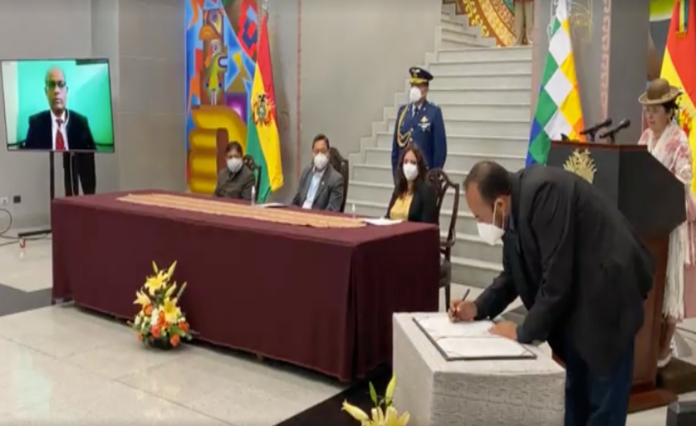 firma contrato vacunas de AstraZeneca en Bolivia