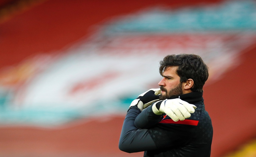 Liverpool (United Kingdom), 20/02/2021.- Liverpool's goalkeeper Alisson warms up for the English Premier League soccer match between Liverpool FC and Everton FC in Liverpool, Britain, 20 February 2021. (Reino Unido) EFE/EPA/Phil Noble / POOL EDITORIAL USE ONLY. No use with unauthorized audio, video, data, fixture lists, club/league logos or 'live' services. Online in-match use limited to 120 images, no video emulation. No use in betting, games or single club/league/player publications.
