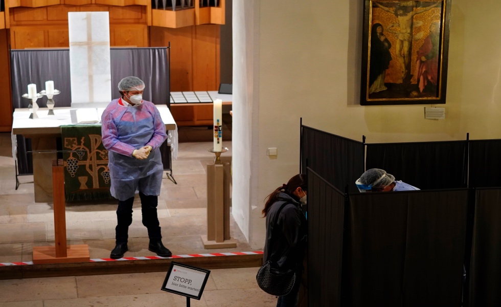 Stuttgart (Germany), 12/02/2021.- A doctor at a rapid coronavirus test center in the Johannes church in Stuttgart, Germany, 12 February 2021. Countries around the world are taking increased measures to stem the widespread of the SARS-CoV-2 coronavirus which causes the Covid-19 disease. (Alemania) EFE/EPA/RONALD WITTEK