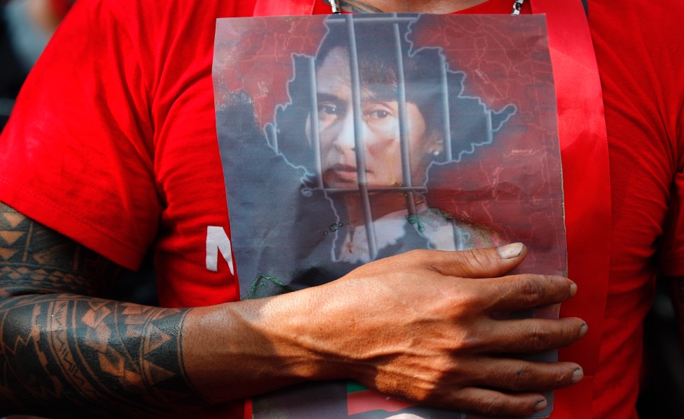 Bangkok (Thailand), 01/02/2021.- A Myanmar demonstrator holds a photo of Myanmar democracy icon Aung San Suu Kyi during a protest against a Myanmar military coup at the Myanmar embassy in Bangkok, Thailand, 01 February 2021. Myanmar's Aung San Suu Kyi and other top political leaders have been detained after a raid in a military coup due to a tension rising between civilian government and the military disputed from the November 2020 elections results. (Elecciones, Protestas, Golpe de Estado, Birmania, Tailandia) EFE/EPA/RUNGROJ YONGRIT