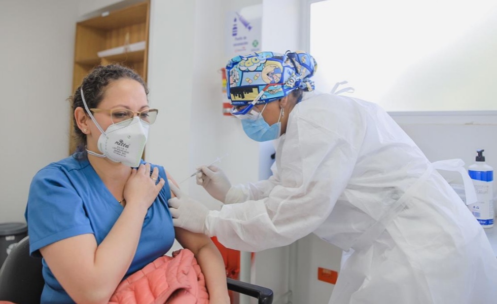Mujer-Vacunada-Colombia-EFE
