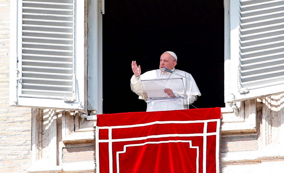 Vatican City (Vatican City State (holy See)), 28/02/2021.- Pope Francis reciting the prayer of the Angelus from the window of his study overlooking Saint Peter'ƒÙs Square, Vatican City, 28 February 2021. (Papa) EFE/EPA/FABIO FRUSTACI