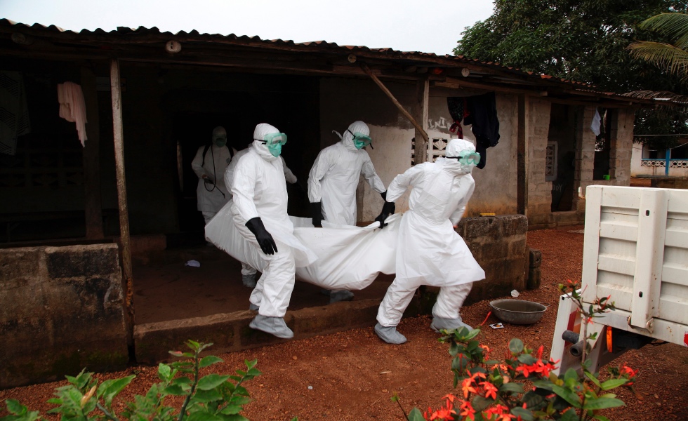 Monrovia (Liberia), 06/08/2014.- (FILE) - Liberian nurses carry the body of an Ebola victim from a house for burial in the Banjor Community on the outskirts of Monrovia, Liberia 06 August 2014 (reissued on 14 February 2021). According to a statement from the office of Liberian President George Weah has placed Liberia's health authorities on an increased alert level following the death of four people from Ebola in neighbouring Guinea marking five years since the last cases were recorded. (Rep˙blica Guinea) EFE/EPA/AHMED JALLANZO