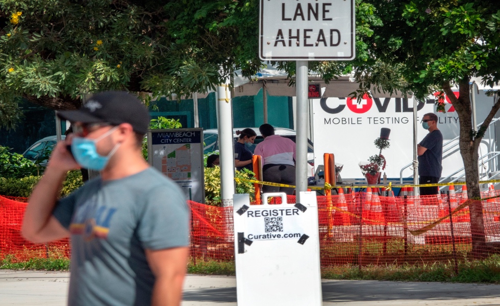 El condado de Miami-Dade, epicentro de la pandemia en Florida, ha duplicado su tasa diaria de positividad en 24 horas y hoy reportÛ un 14,7 %, con casi un millar de personas hospitalizadas con diagnÛstico de coronavirus. EFE/CristÛbal Herrera/Archivo