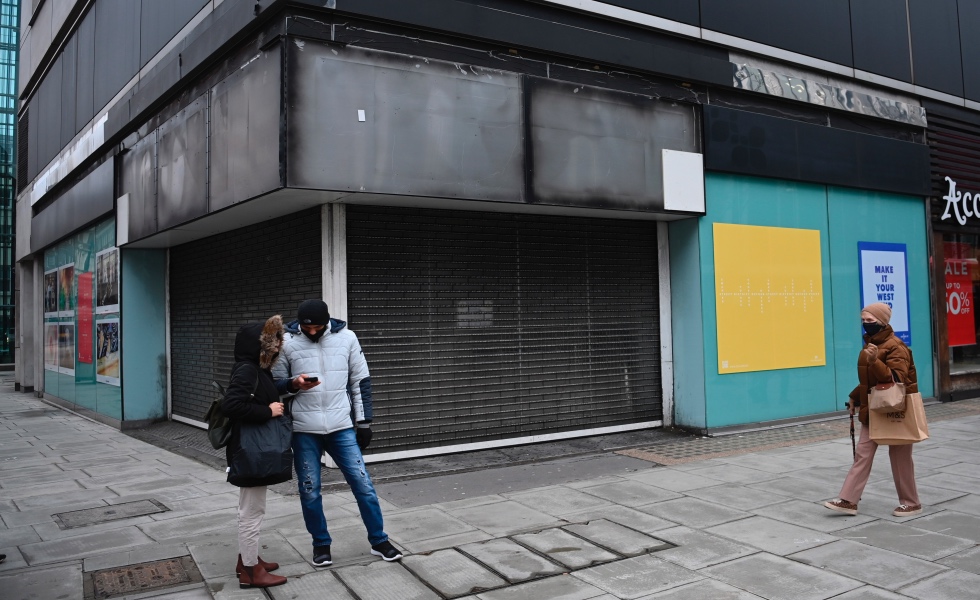 London (United Kingdom), 01/02/2021.- A closed store on Oxford Street in London, Britain 01 February 2021. Retailers are suffering due to the effects of coronavirus due to lockdown measures. (Reino Unido, Londres) EFE/EPA/NEIL HALL