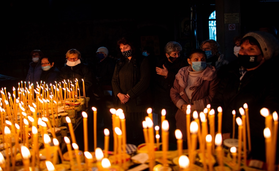 Blagoevgrad (Bulgaria), 10/02/2021.- Bulgarian Orthodox faithfuls light candles attached to jars of honey during a holy mass for the 'sanctification of honey' at the Presentation of the Blessed Virgin church in the town of Blagoevgrad, Bulgaria, 10 February 2021. Honey and beehives are sanctified by performing rituals for health and prosperity. On St. Haralambos' Day, who according to tradition is the lord of all illnesses, sick or blind people go to church and pray for healing. Housework is strictly forbidden on that day over fears of any illness, with women being only allowed to bake traditional bread for the occasion. The honey is then consecrated at the local church and then all the bread is coated with that honey. The rest of it will be kept as a remedy at home. EFE/EPA/VASSIL DONEV