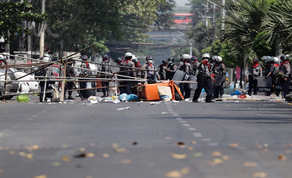 Yangon (Myanmar), 28/02/2021.- Riot police break up a barricade during a protest against the military coup in Yangon, Myanmar, 28 February 2021. Security forces intensified their use of force to crack down on anti-coup demonstrations following weeks of unrest since the 01 February military coup. (Protestas, Golpe de Estado, Birmania) EFE/EPA/LYNN BO BO