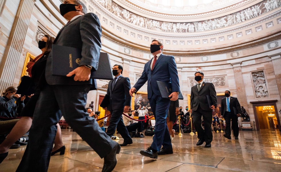 Washington (United States), 09/02/2021.- House impeachment managers walk through the Rotunda on the way to the Senate floor for the start of the second impeachment trial against former US President Donald J. Trump in the US Capitol in Washington, DC, USA, 09 February 2021. (Estados Unidos) EFE/EPA/JIM LO SCALZO