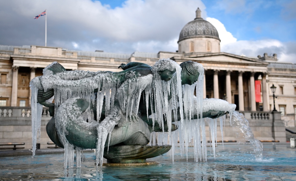 London (United Kingdom), 10/02/2021.- Ice melts in the sunshine after it formed on the fountains of Trafalgar Square in London, Britain, 10 February 2021. Much of the UK has been hit by sub-zero temperatures, ice, snow and strong winds due to storm Darcy that has swept in from the east. (Reino Unido, Londres) EFE/EPA/NEIL HALL