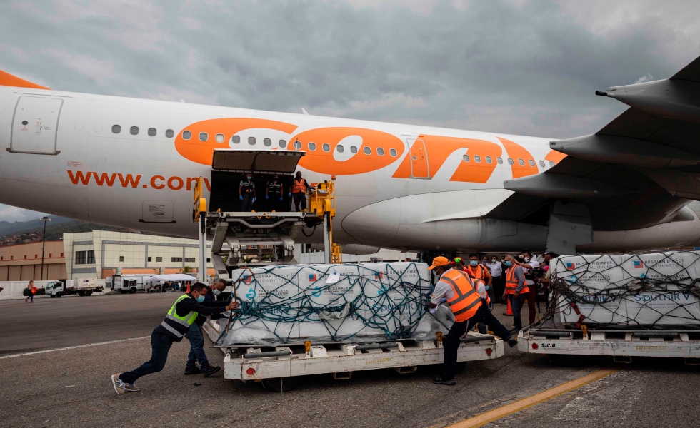 AME5583. MAIQUETÕA (VENEZUELA), 13/02/2021.- Personal aeroportuario descarga hoy las cajas con las vacunas Sputnik V en el Aeropuerto Internacional de MaiquetÌa (Venezuela). Un primer lote de la vacuna rusa Sputnik V, contra la covid-19, llegÛ este s·bado al Aeropuerto Internacional de MaiquetÌa, que sirve a Caracas, en un aviÛn procedente de Mosc˙ de la aerolÌnea estatal venezolana Conviasa, como parte del contrato establecido entre Venezuela y Rusia por diez millones de dosis. EFE/ Rayner PeÒa R