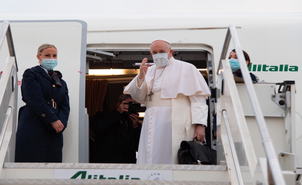 Vatican City (Vatican City State (holy See)), 05/03/2021.- A handout picture provided by the Vatican Media shows Pope Francis boarding an airplane at the Leonardo da Vinci airport in Fiumicino, Italy, 05 March 2021. Pope Francis starts on 05 March a three-day official visit to Iraq. It is the first papal visit to this country affected throughout the years by war, insecurity and lately COVID-19 Coronavirus pandemic. In a bid to encourage inter-faith dialogue and peaceful coexistence, and to show support to the christians of Iraq, the Pope is due to hold inter religious prayers at the Ur of the Chaldees ancient site, mass at important churches that were affected by conflict in Baghdad, Erbil and Qaraqosh near Mosul, and is also to meet with Iraqi top Shiite cleric Grand Ayatollah Ali al-Sistani in Najaf. (Papa, Italia, Bagdad) EFE/EPA/VATICAN MEDIA HANDOUT HANDOUT EDITORIAL USE ONLY/NO SALES