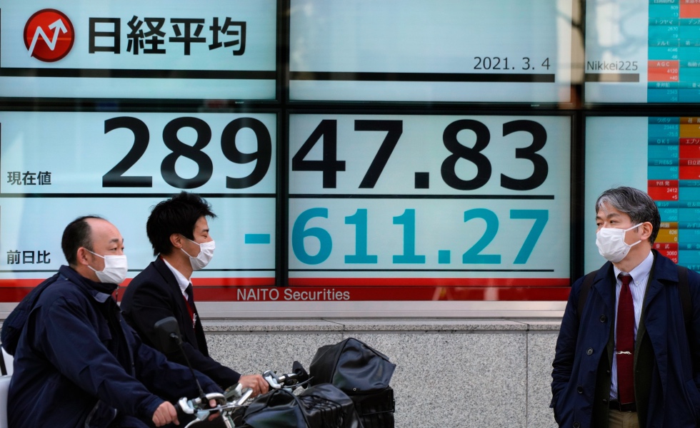 Tokyo (Japan), 22/01/2021.- Pedestrians walk past a display showing information of Tokyo's Nikkei Stock Average during an afternoon trading session in Tokyo, Japan, 04 March 2021. The Tokyo stock benchmark dropped 628.99 points or 2.13 percent to close at 28,930.11, falling below the 29,000 level. (JapÛn, Tokio) EFE/EPA/KIMIMASA MAYAMA