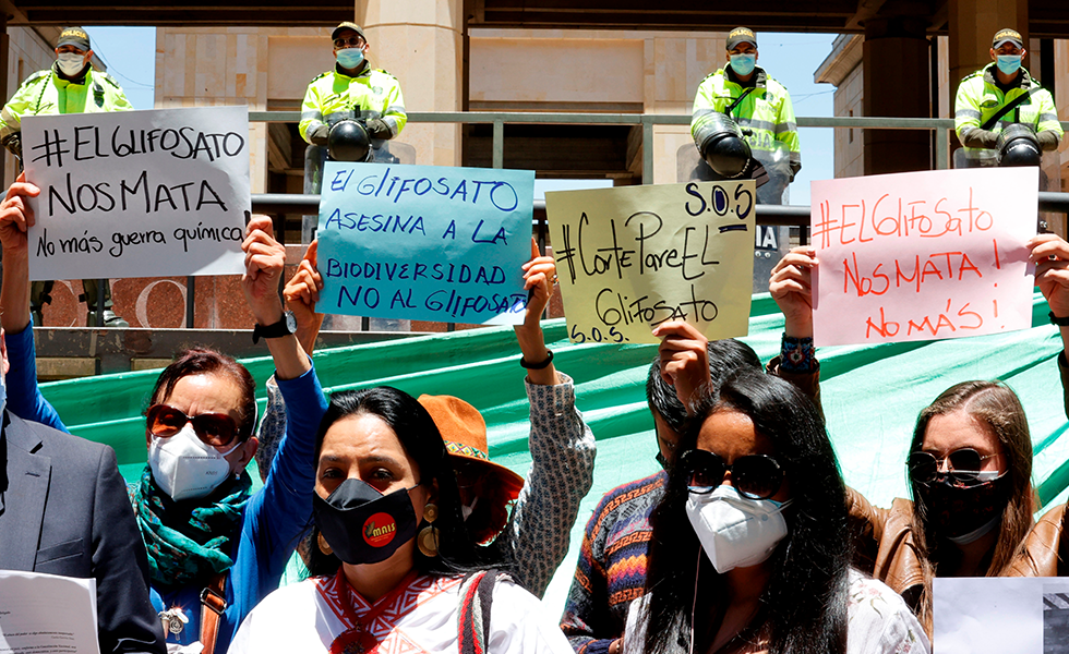 BOG800 BOGOTÁ (COLOMBIA), 20/04/2021. Manifestantes participan el martes de una jornada de protesta frente a la Corte Constitucional, en Bogotá. Los manifestantes rechazan el uso del herbicida Glifosato en la aspersión aérea contra los cultivos ilícitos. EFE/Mauricio Dueñas Castañeda