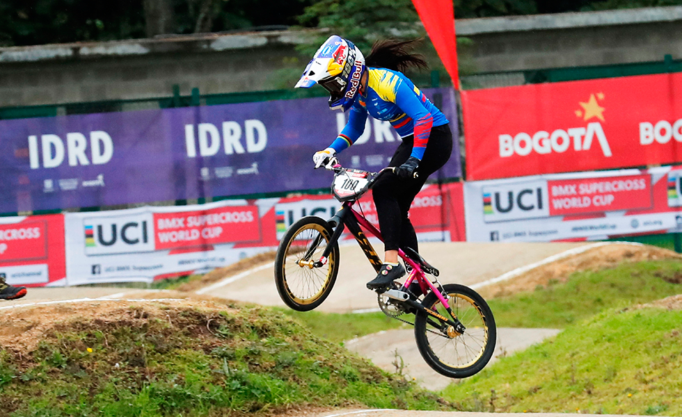 La deportista colombiana Mariana Pajón compite en una de las pruebas semifinales de mujeres de la Copa Mundo de BMX que se realiza hoy, en la pista del Parque El Salitre de Bogotá (Colombia). La Copa Mundo de BMX realiza las últimas dos jornadas que definen los cupos por nación a los Juegos Olímpicos de Tokio 2020. EFE/Mauricio Dueñas Castañeda