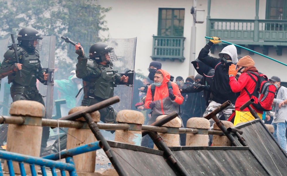 AME6680. BOGOT¡ (COLOMBIA), 11/05/2021.- FotografÌa de archivo fechada el 28 de abril de 2021 que muestra a un grupo de manifestantes enfrentando miembros de la PolicÌa durante el primer dÌa de Paro Nacional que a˙n contin˙a en el paÌs, en la Plaza de BolÌvar de Bogot· (Colombia). La violencia policial en AmÈrica es una enfermedad que parece insalvable y que ha penetrado en toda la regiÛn pese a las llamadas permanentes al control y al respeto por los derechos humanos. PaÌses como Estados Unidos, Brasil, Venezuela, Colombia o Chile, han sido escenario de episodios de extremo uso de la fuerza, dejando tras de sÌ decenas de vÌctimas. EFE/ Carlos Ortega ARCHIVO