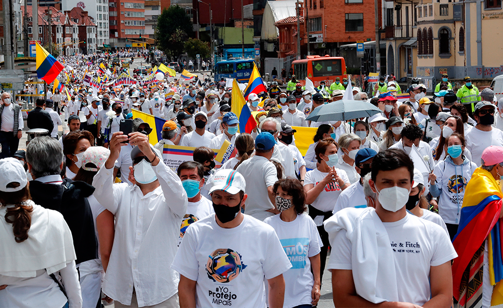 BOGOTÁ (COLOMBIA), 30/05/2021.- Varias personas participan en una marcha que rechaza y pide el fin del "Paro Nacional" y la violencia que se desprenden de las manifestaciones contra el Gobierno, que completaron un mes, hoy, en Bogotá (Colombia). Si bien el Paro Nacional y sus movilizaciones son acogidos de forma masiva por miles de personas en Colombia, un sector de la sociedad protesta aduciendo que debido al paro se han visto afectados el comercio, el abastecimiento, la economía y su seguridad. EFE/ Mauricio Dueñs Castañeda