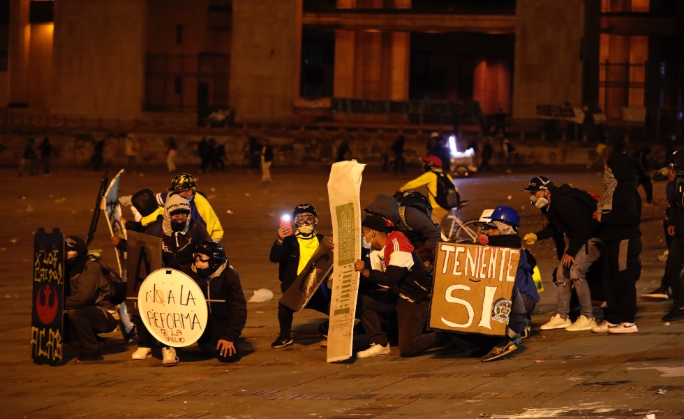 BOGOT¡ (COLOMBIA), 10/05/2021. Manifestantes protestan este lunes en Bogot·, durante el dÌa 13 del Paro Nacional en Bogot·. La reuniÛn del presidente colombiano, Iv·n Duque, y del ComitÈ Nacional de Paro, integrado por sindicatos y organizaciones que convocaron las protestas del 28 de abril que contin˙an hasta hoy, culminÛ este lunes sin acuerdos, por lo que fue convocada una nueva jornada de huelga para el miÈrcoles. EFE/ Mauricio DueÒas CastaÒeda