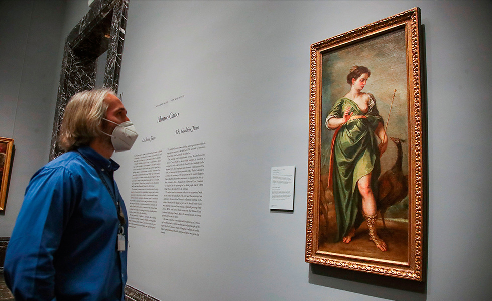 MADRID, 08/06/2021.- Un periodista observa la obra del barroco español "La Diosa Juno", del pintor Alonso Cano, durante su presentación a la prensa este martes, en el Museo del Prado en Madrid. EFE/David Fernández